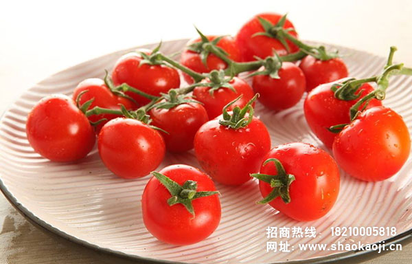 一、烤樱桃西红柿 原料:40个樱桃西红柿,盐,2大匙橄榄油,2-3瓣大蒜切碎 图片来源于网络,仅供参考 制作: 1、没跟木钎上串5个樱桃西红柿 2、将樱桃西红柿串放在烤炉内,中温烘烤5-8分钟,烤至大盘中或配菜盘中,动作要轻,因为西红是很软。撒盐,橄榄油和大蒜或者少量抹一点香草黄油 更多详情请微博@北京食之秀或扫描下方二维码关注食之秀微信公众号查看。
