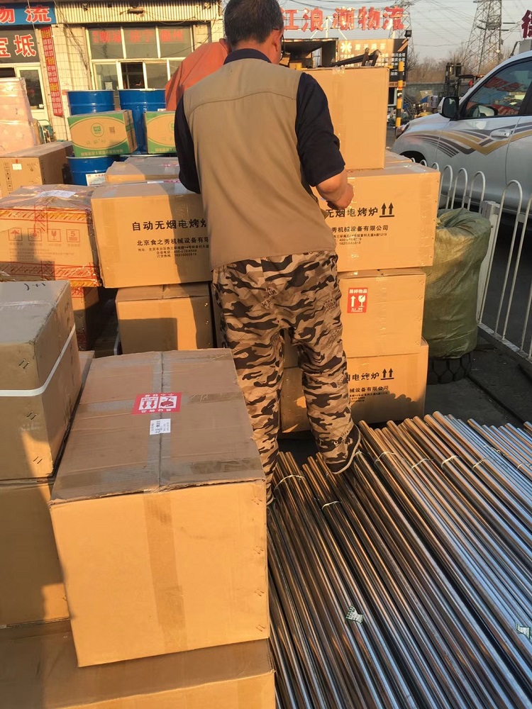 食之秀自动烧烤设备厂提供烧烤店用自动烧烤机、桌椅餐具等整店设备供应