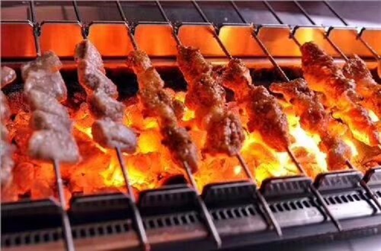 串越时光烧烤店为广西桂林李老板定做的17台木炭自动升降烧烤炉发货中