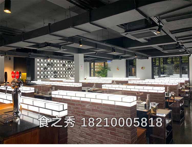 上海浦东新区三翻吾吃羊肉串,使用黑金烤漆烧烤桌配食之秀2020最新款木炭自动烧烤炉