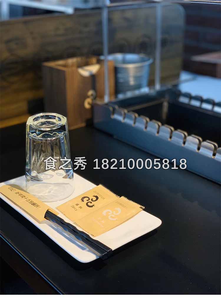 上海浦东新区三翻吾吃羊肉串,使用黑金烤漆烧烤桌配食之秀2020最新款木炭自动烧烤炉