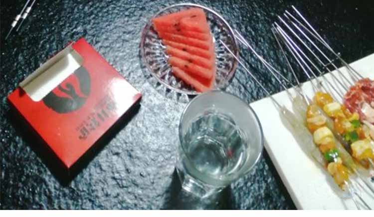 陕西西安市井烤庐,使用食之秀最新款触屏自动电烤炉,特色自助烧烤加盟,无烟烧烤加盟。