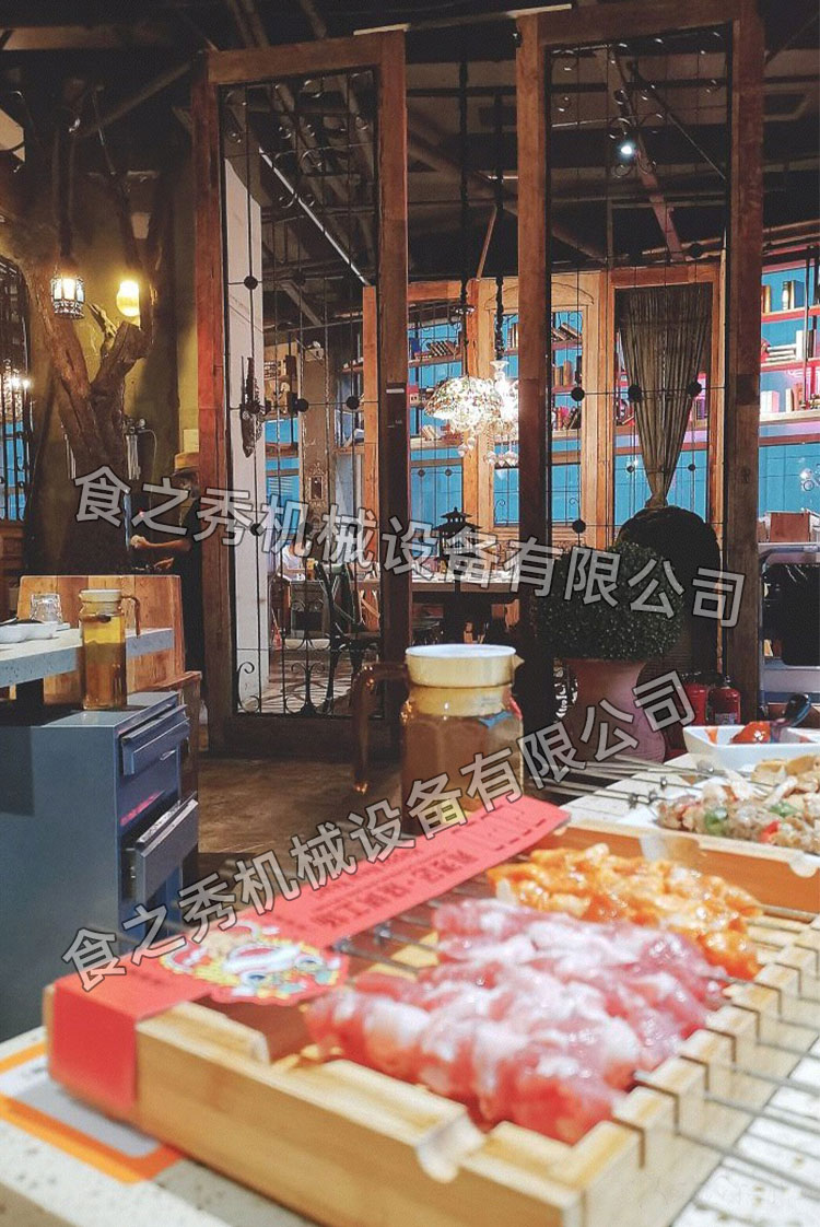 食之秀自动烧烤设备厂提供烧烤店用自动烧烤机、桌椅餐具等整店设备供应