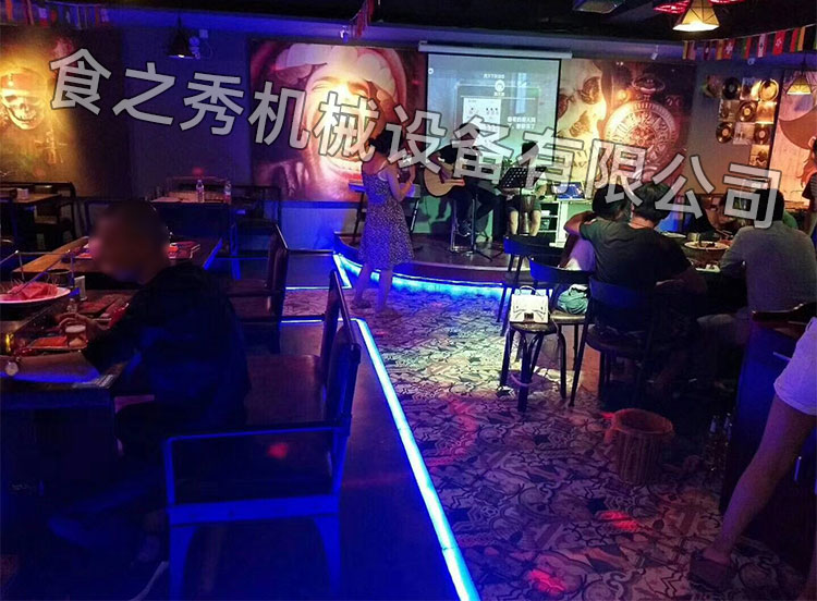 食之秀自动烧烤设备厂提供烧烤店用自动烧烤机、桌椅餐具等整店设备供应