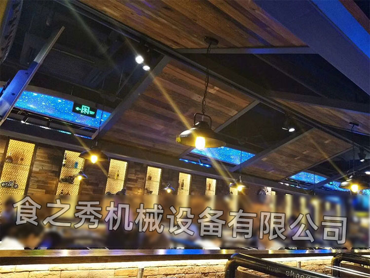 食之秀自动烧烤设备厂提供烧烤店用自动烧烤机、桌椅餐具等整店设备供应