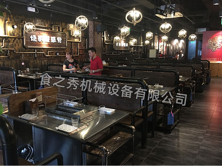 食之秀自动烧烤设备厂提供烧烤店用自动烧烤机、桌椅餐具等整店设备供应