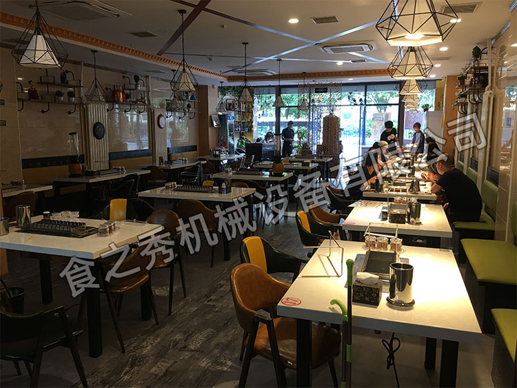 食之秀自动烧烤设备厂提供烧烤店用自动烧烤机、桌椅餐具等整店设备供应