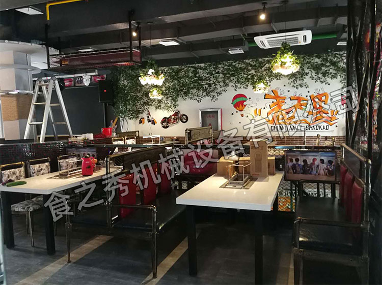 食之秀自动烧烤设备厂提供烧烤店用自动烧烤机、桌椅餐具等整店设备供应