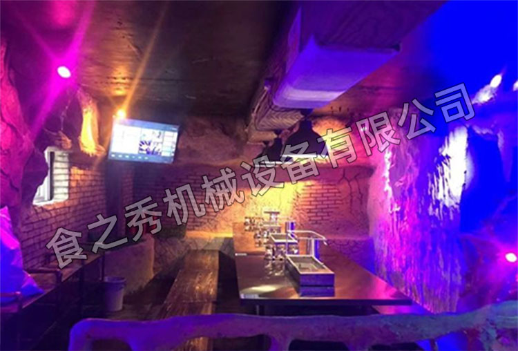 食之秀自动烧烤设备厂提供烧烤店用自动烧烤机、桌椅餐具等整店设备供应