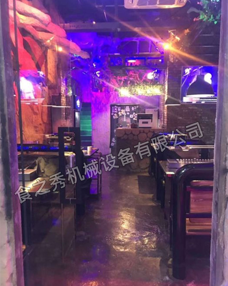 食之秀自动烧烤设备厂提供烧烤店用自动烧烤机、桌椅餐具等整店设备供应