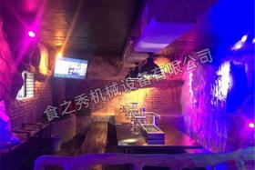 上海龙门客串烧烤店开业，刘店长用的是很久以前火山石烧烤炉